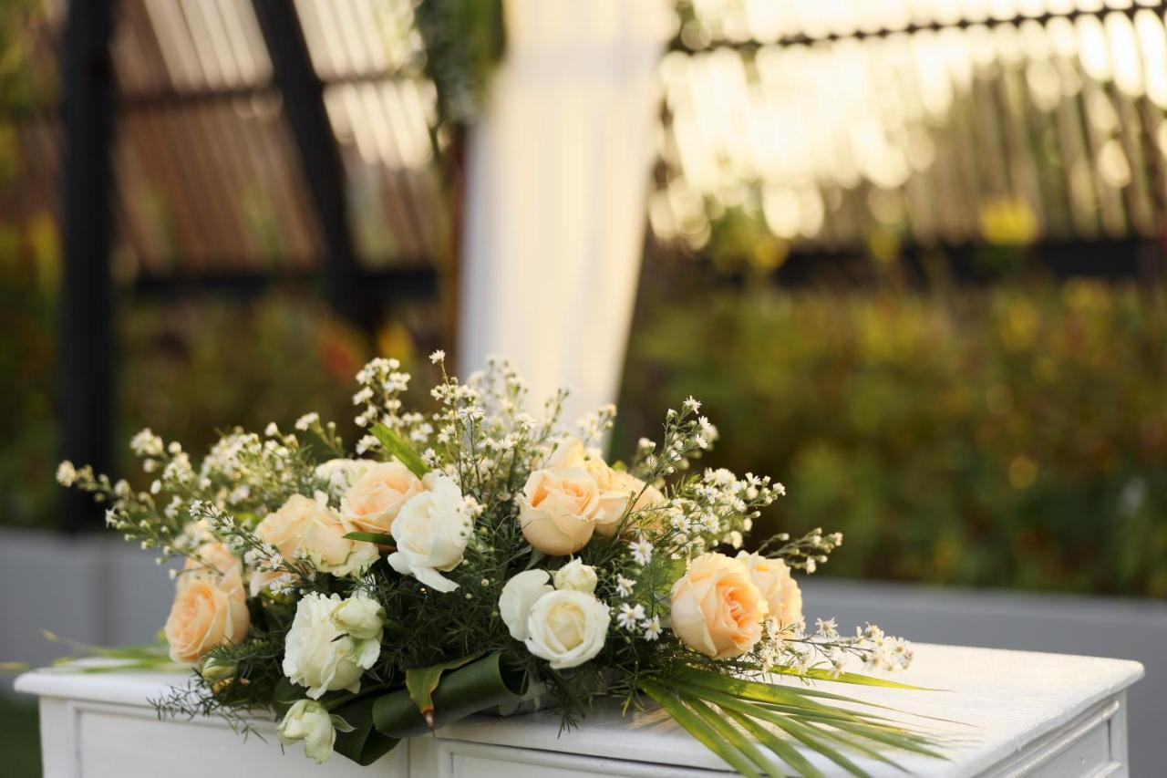 Bali Dynasty Resort Kuta Lombok Exteriér fotografie A flower arrangement