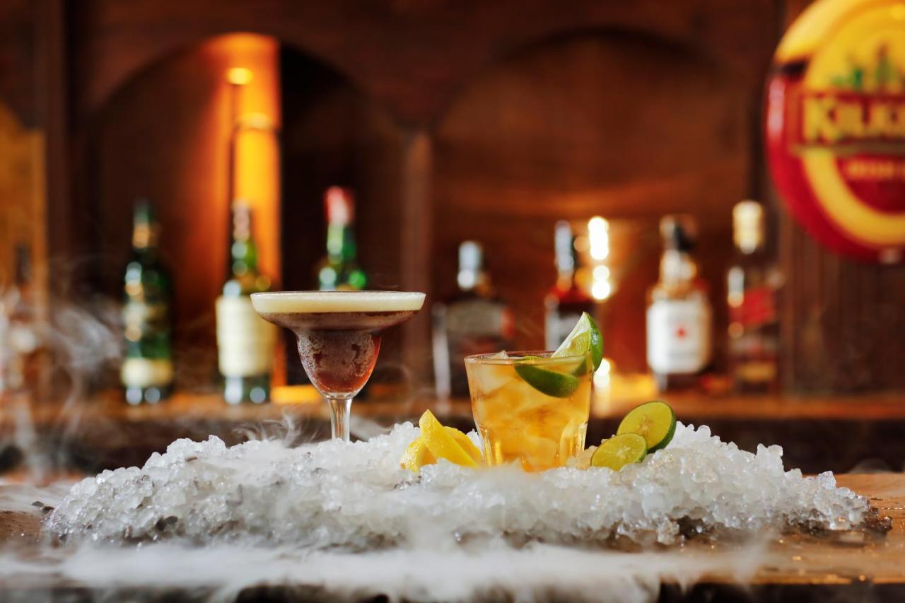 Bali Dynasty Resort Kuta Lombok Exteriér fotografie Cocktails at the bar