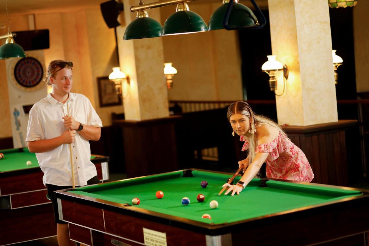 Bali Dynasty Resort Kuta Lombok Exteriér fotografie A pool table