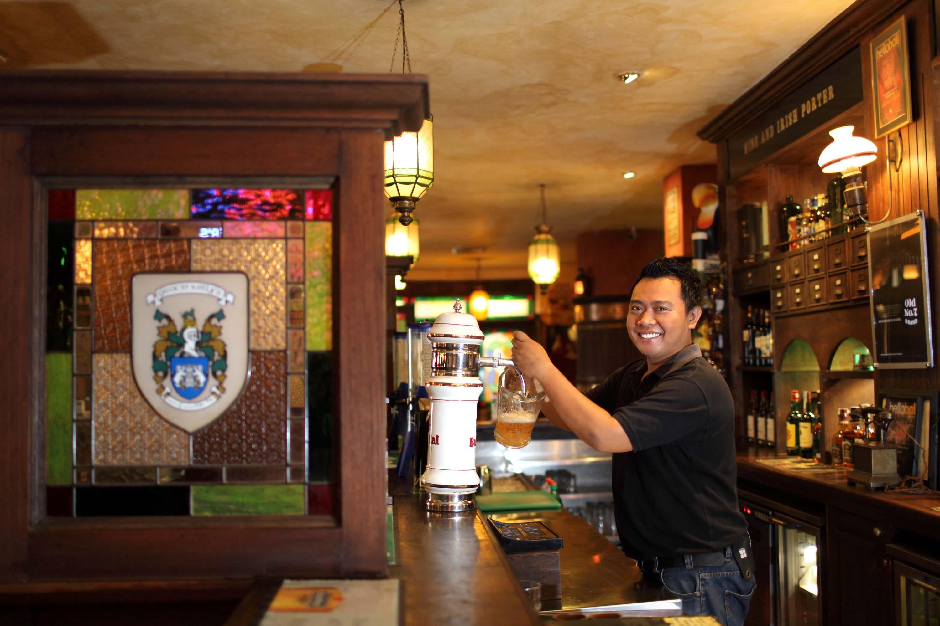 Bali Dynasty Resort Kuta Lombok Exteriér fotografie A bartender at work