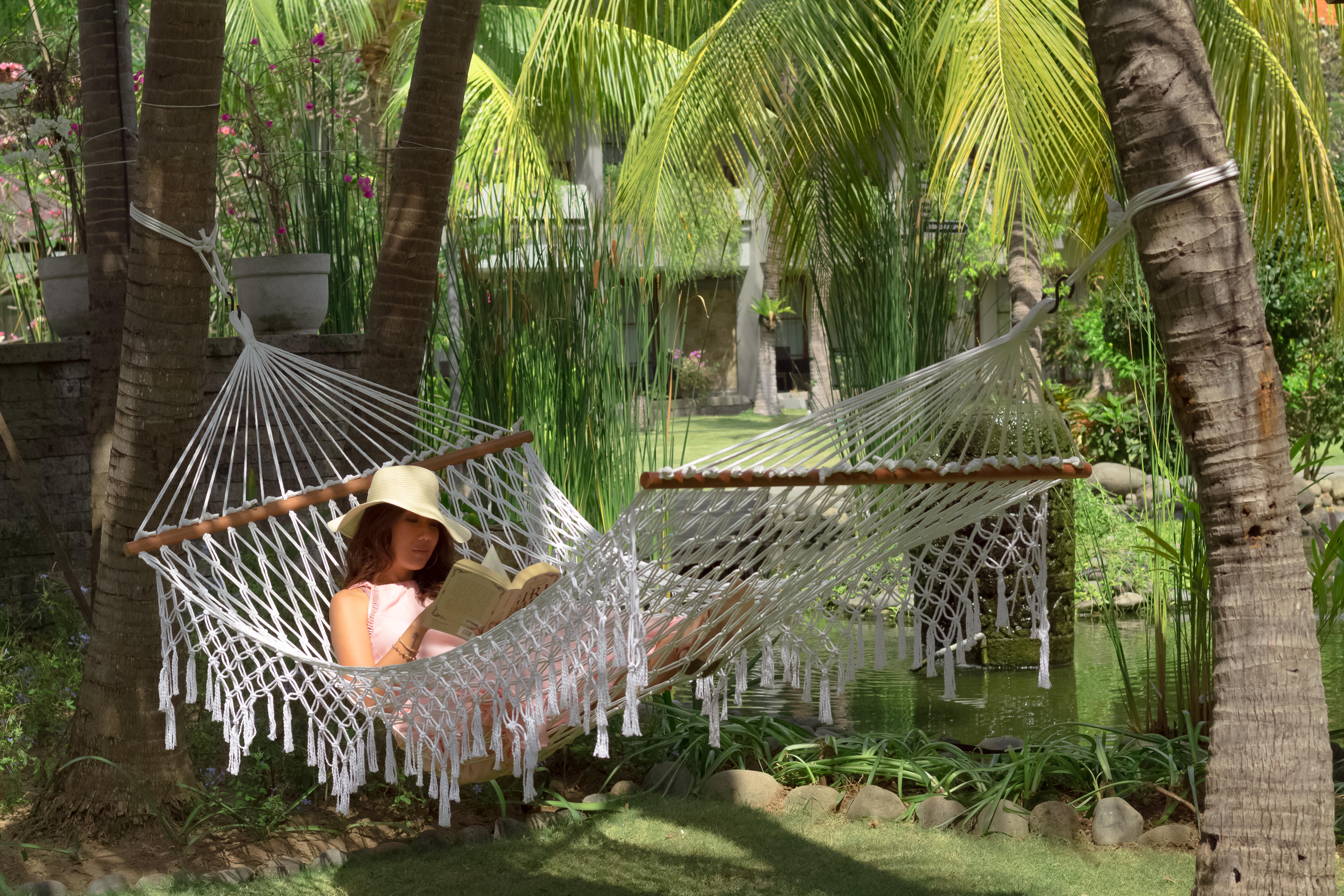 Bali Dynasty Resort Kuta Lombok Exteriér fotografie A woman relaxing in a hammock