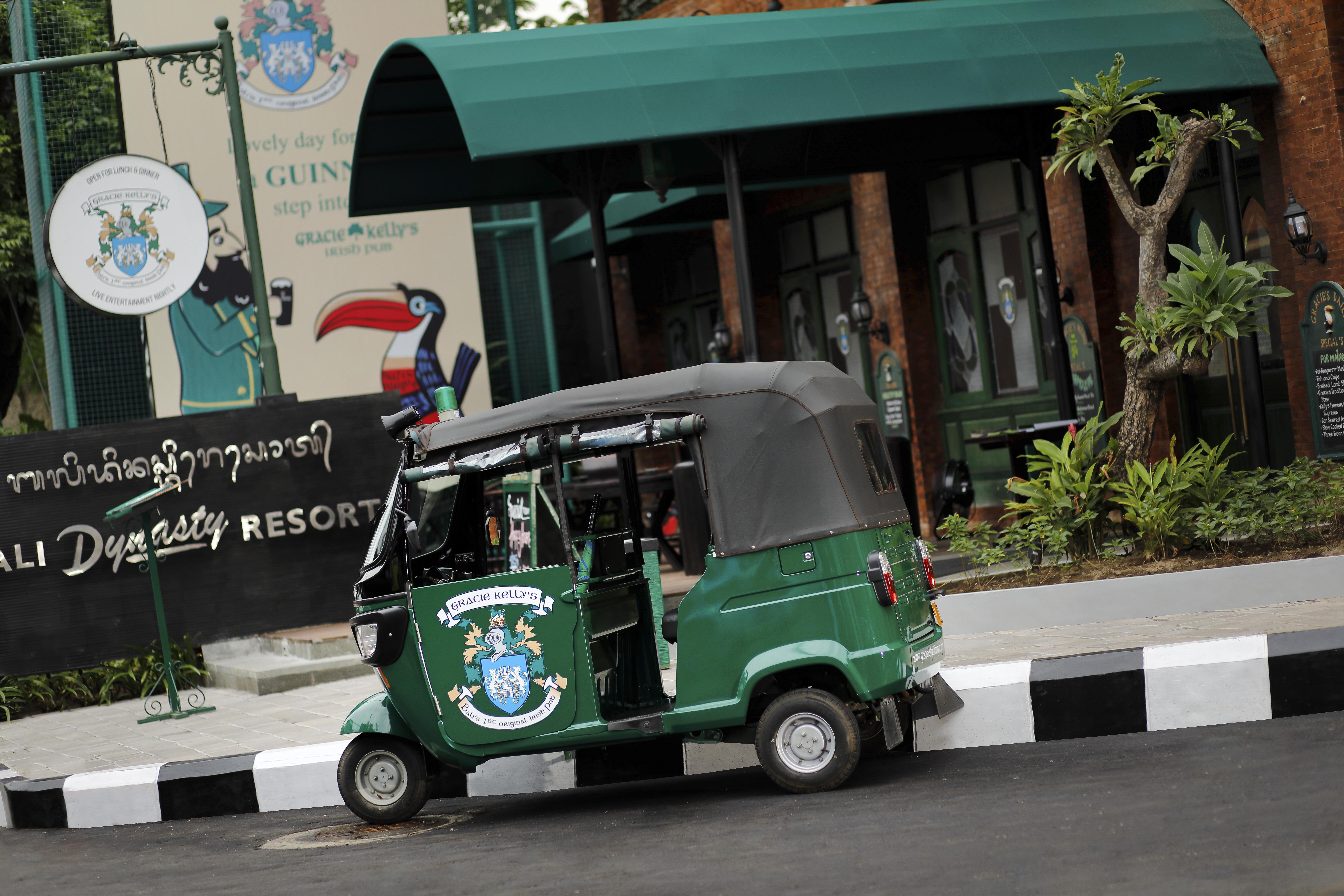 Bali Dynasty Resort Kuta Lombok Exteriér fotografie A tuk-tuk in Vientiane