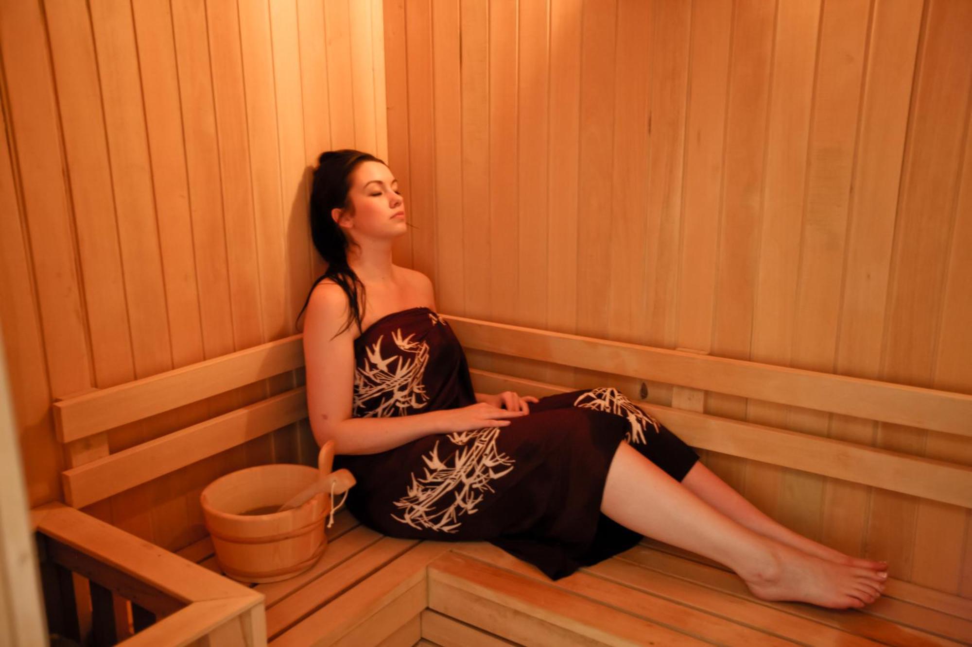 Bali Dynasty Resort Kuta Lombok Exteriér fotografie A woman in a sauna