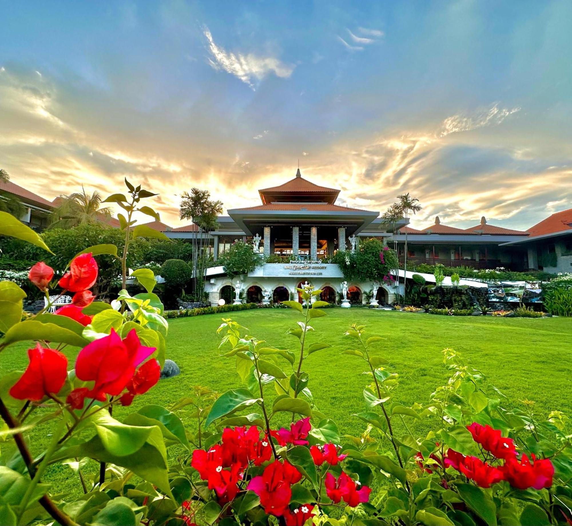 Bali Dynasty Resort Kuta Lombok Exteriér fotografie The main building of the university